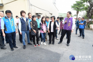 彰化縣長王惠美偕同彰化縣議員曹嘉豪、張春洋、洪本成、陳重嘉、凃俊任、陳玉姬、許晋揚、劉惠娟、埔心鄉長張乘瑜等人視察員林市柳橋東路路面。