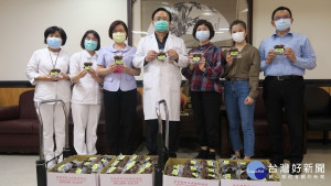 林有有在父母的陪同下，送了200多顆蛋到彰化醫院，由院長謝文淮轉送，並到急診室發放給醫護人員。