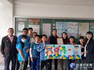 臺南市將軍區大豐棉業公司董事長徐忠祿贈送嘉義縣和順、下潭、柴林、三興國小四校師生口罩套。
