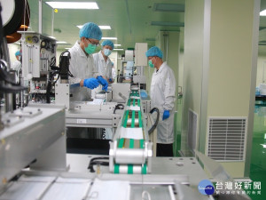 全球陷入搶口罩荒　華新啟動「國家隊」新機台製造速度令人驚豔