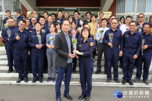 周文雄主任致送蓮花給斯儀仙分局長。