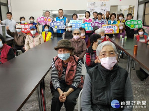 縣長王惠美關懷訪視溪湖西勢社區據點，了解據點供餐防疫情形，與據點老人家一起合影。圖／記者鄧富珍攝