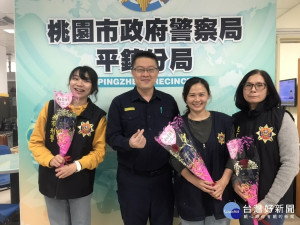國際婦女節前夕，平鎮分局長贈花及面膜慰勉女性同仁。