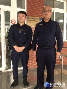 北港所警員蔡竣皓、黃君揮巡勤巧遇民眾車輛拋錨，除安撫其緊張情緒，亦協助將車輛推至路旁待援，順利化解困境，更讓交通維持順暢。（記者陳昭宗拍攝）