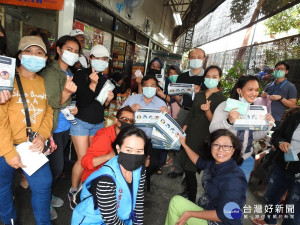 南投副縣長陳正昇與外籍移工溝通強化防疫。（縣府提供）