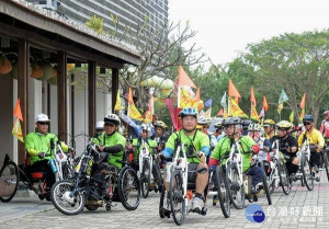 雲林縣愛無礙協會帶領身障朋友和家屬走出戶外健身療心，並邀請專家分享運動知能，參加學員感謝協會貼心安排，不只鍛練身體，心情也更加愉快。