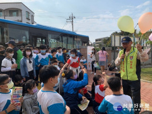 佳里分局交通宣導團巡官李晟邦宣導大車內輪差交通安全宣導。