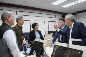 因應嚴重特殊傳染性肺炎防治應變，衛福部疾病管制署中區管制中心主任劉碧隆、中區傳染病防治醫療網副指揮官黃伊文特別出席會議，中央地方協力防疫。圖／彰化縣政府提供