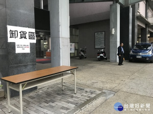 南投縣府管制人員進出外，並設取貨區。（縣府提供）