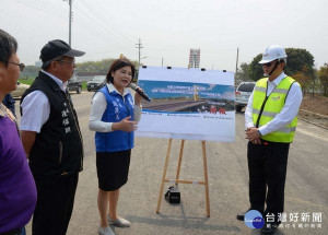 縣長張麗善視察跨虎尾溪橋新建工程，勉勵施工團隊達成6月通車目標，亦指示縣府團隊納入鄉親意見，妥處研議盡速辦理，以回應民眾需求。