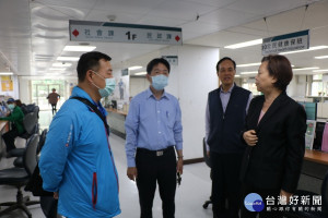 南投市長宋懷琳關心員工安全贈送大家護目鏡。