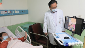住院病患與親人透過螢幕視訊，彰化醫院院長謝文淮到場關心。