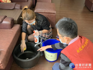 南投縣府稽查小組到養生館宣導防疫。（衛生局提供）