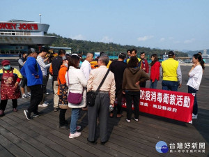 日月潭商圈與日月潭國家風景區管理處攜手舉辦環境清潔消毒及衛教宣導的活動。