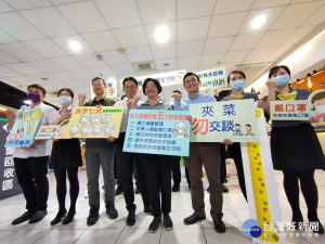 彰化生活防疫再升級，縣長王惠美示範外食用餐衛生守則。圖／記者鄧富珍攝