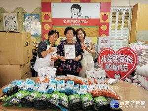 美女創業家陳湘綾(右一)捐贈北台南家扶2010個兒童口罩。