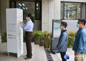 雲科大號召業界合作完成全台首座Auto防疫檢測站，過程包含感應噴酒精、掃描證件、量測額溫，並直接與資訊系統連結，達到防疫措施所需紀錄、通報及追蹤等多項程序。