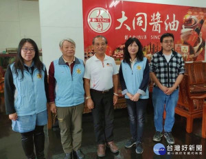 雲縣榮服處邵更新處長等人拜會西螺大同醬油董事長曾朝勤、經理曾士豐及廠長曾少豐，除強化就業媒合機會外，並簽署特約商店合約，提供退除役官兵及榮眷消費優惠。