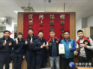 八德警友站站長吳航、副站長賴進富及幹事林傳哲特別準備了乾洗手隨身瓶40瓶、防護手套及濕紙巾數箱要送給同仁。