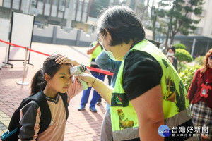 校園量測額溫（圖／台中市政府）