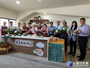 推廣大宗蔬菜，縣長王惠美現場還邀請二水鄉農會總幹事蔡文琳、大城鄉農會總幹事蔡南輝、竹塘鄉農會總幹事詹光信、溪州鄉農會總幹事彭顯賦、埔鹽鄉農會總幹事楊鶉禎、溪湖鎮農會總幹事陳金源等人，共同聯合行銷，呼籲大家多多支持國產好吃的高麗菜及花椰菜等蔬菜。圖／記者鄧富珍攝