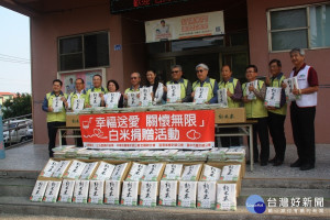 臺灣省與台中市會計師公會代表贈白米予南投家扶。（記者扶小萍攝）
