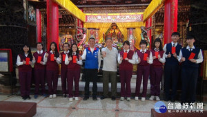 慶安宮主委黃勝家及總幹事方一峰，與滿級分學子合影。