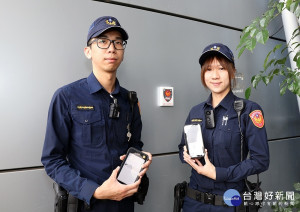 長榮派出所警員李東潤與李育齊現場示範加入「守望」功能的「嘉e巡簽」／市府提供