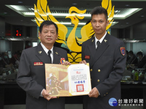 消防局副局長陳崇岳親自頒獎表揚小隊長黃名揚的廉潔事蹟