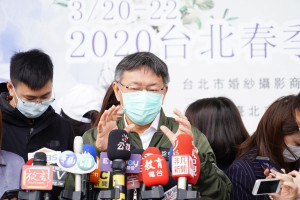 台北市府日前宣布，為讓武漢肺炎居家檢疫者能安心居家檢疫，其家人若因此入住台北市的合法旅館滿14天的話，預計將給予新台幣7000元的補助。不過有民眾認為住旅館14天才補助7000元，恐不夠用。對此，台北市長柯文哲今（20）日回應，這是部分負擔的概念。（圖／北市府秘書處媒體事務組）