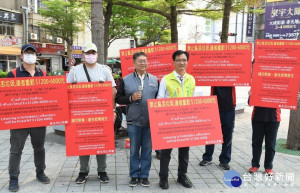 彰化火車站前，常有外籍移工聚集亂丟垃圾，彰化市長林世賢(右一)舉5國語言告示牌，希望大家一起維護市容整潔。圖／彰化市公所提供。