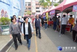 彰化縣長王惠美（右）巡視就業博覽會攤位，左為縣府勞工處長吳蘭梅陪同。