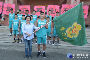 溪湖國中參加國中籃球聯賽甲級決賽縣長授旗。