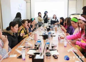 「蘭蔻」彩妝美容師指導雲林家扶的媽媽們保養肌膚與彩繪妝容，除增加自信心外，更充實面對未來職場因應不同妝容的能力。（記者陳昭宗拍攝）