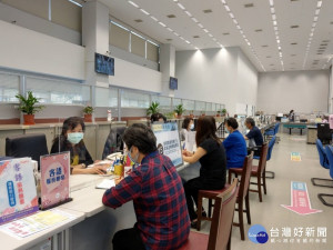 防疫多一「層」保障　中市府服務中心設隔板（圖／台中市政府）