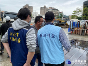 新北環境稽查重案組20日破獲跨縣市非法土石清運案，臺北市北安路營建工地逕將剩餘土石方交給清運業者，企圖運往五股垃圾山傾倒