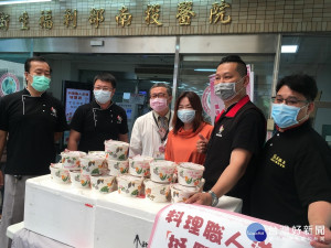 中華料理職人餐旅交流協會送湯品到南投醫院。（南投醫院提供）