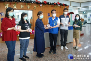 彰化志工走進和美鎮公所勸素，和美鎮公所鎮長阮厚爵及公所團隊加入蔬食為台灣世界祈福。