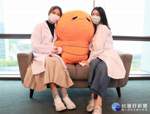 蝦皮購物為感謝第一線醫護人員辛苦付出，即日起推出「醫療人員我挺你、暖心購物金感謝你」活動，提供5,000組百元購物金，為前線的醫護人員。