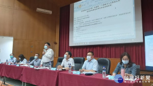 南投縣府邀集13鄉鎮市公所相關人員召開防疫會。（記者扶小萍攝）