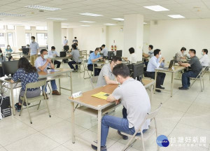 新冠肺炎疫情持續升溫，雲林縣警察局為預防辦公處所發生群聚感染，積極超前部署完成異地辦公規劃，於林內鄉中華電信服務中心3樓進行異地辦公演練。