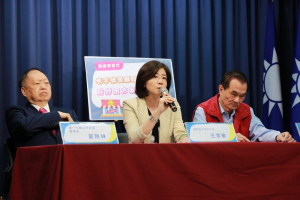 國民黨文傳會主委王育敏（中）希望政府能放鬆武漢肺炎紓困方案的申請限制，並主動提供協助，讓老字號餐廳能順利渡過此波疫情的難關。（圖／國民黨）