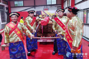 迎回王船龍骨。