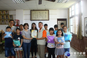 台南市大豐製棉公司提供午安枕與口罩套贈送嘉義縣偏鄉小校，和順國小回贈感謝狀。