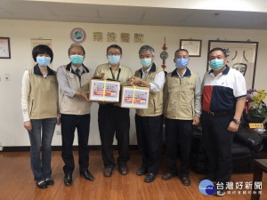 湯火聖代表送咖啡包到南投醫院。（中辦提供）