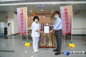 麻豆新樓醫院護理部長許靖岱代表院方贈送感謝狀給惠光股份有限公司陳冠華(右一)董事長。