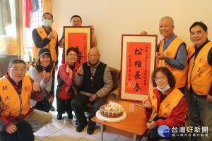 新北市榮服處藍瑞玲組長(前排左3)率新店區榮欣志工為李爺爺賀壽