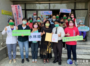 媽祖醫院失智據點的家屬，感於年長者及行動不便的民眾購買口罩較不便利，特趕製一萬五千個口罩套，分贈機關學校及醫院的失智據點，鼓勵長輩參與延緩失能課程。