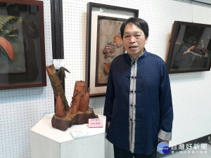 復歸於樸-藝術家黃媽慶老師與其作品步步高升合影