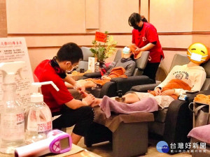 全球新冠肺炎疫情嚴峻，南投縣美容業職業工會理事長李采儒，所經營足體養生館體恤醫護人員的辛勞，推出只要憑醫護證件、醫院員工證、醫院志工證，就享有按摩優惠價。
